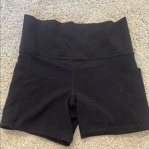Athleta Salutation Stash 5” Short size Small